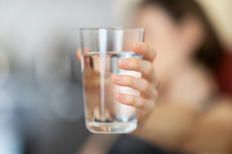 Hvor meget vand skal man drikke om dagen for at tabe sig?
