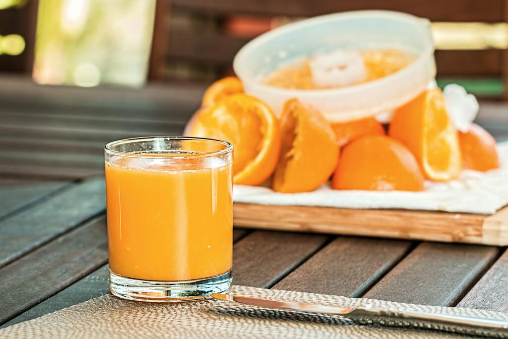 Hvad er sundt at drikke? 4 Selective Focus Photography of Pure Orange Juice
