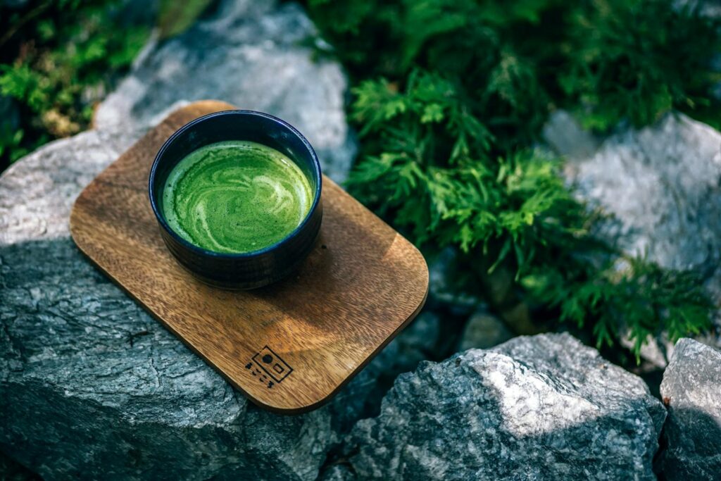 Hvad er sundt at drikke? 6 Photo of Matcha Drink on a Wooden Tray