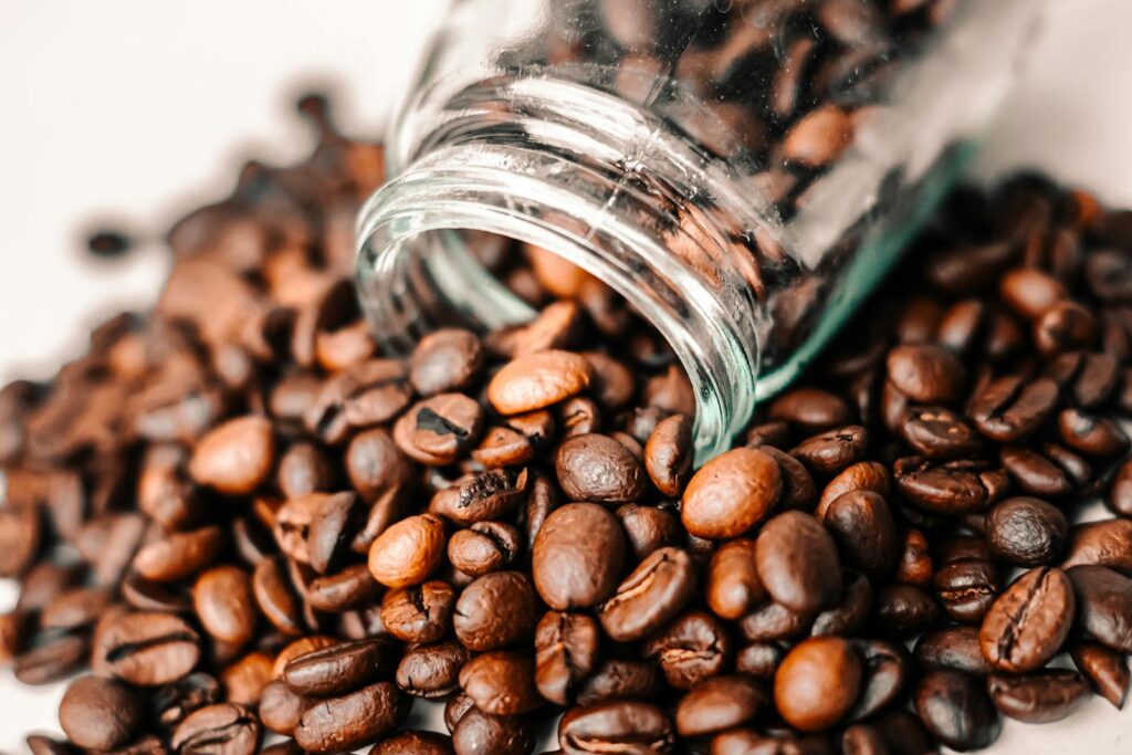 Hvad er sundt at drikke? 7 Coffee beans spilling out of a jar