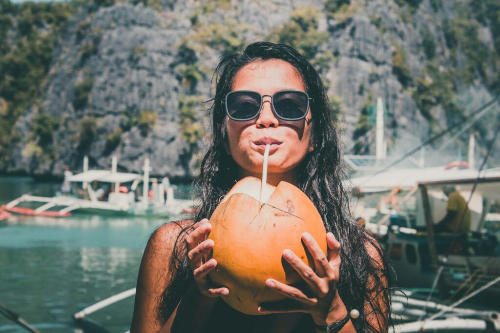 Hvad er sundt at drikke? 9 Photo of Girl Drinking Coconut